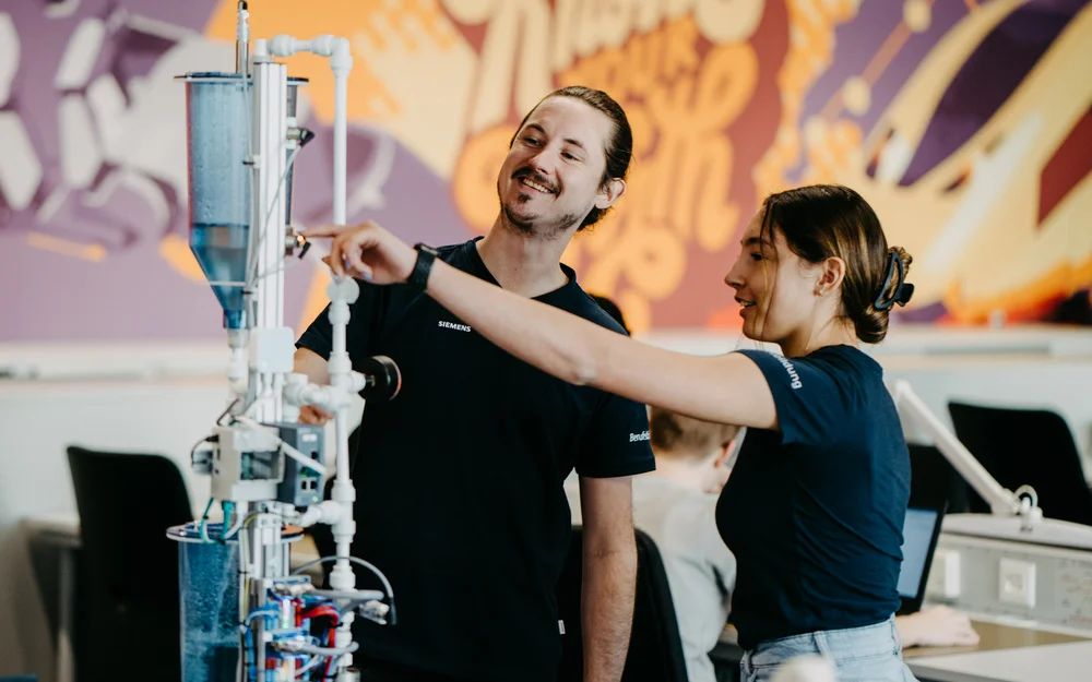 Samira entdeckt ihre Leidenschaft für Technik beim Meitli-Technik-Tag | Siemens Lehre